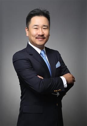 Portrait of Michael Liu